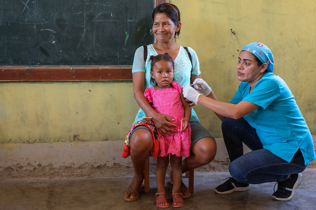 Una niña de dos años recibe la vacuna contra la gripe en un dispensario móvil de Loreto, Perú.